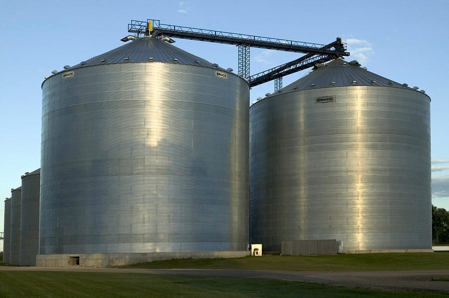 Silos metálicos de grano en una planta agroalimentaria de Monterrey atendida por Orkin