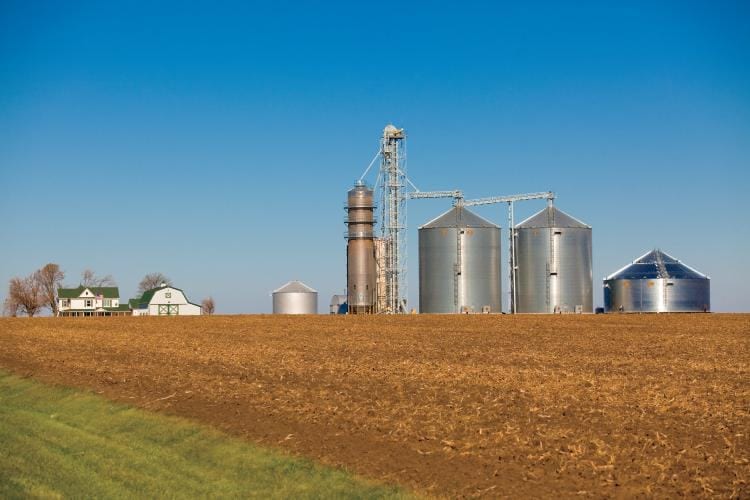 Silos metálicos de grano en una planta agroalimentaria de Monterrey atendida por Orkin