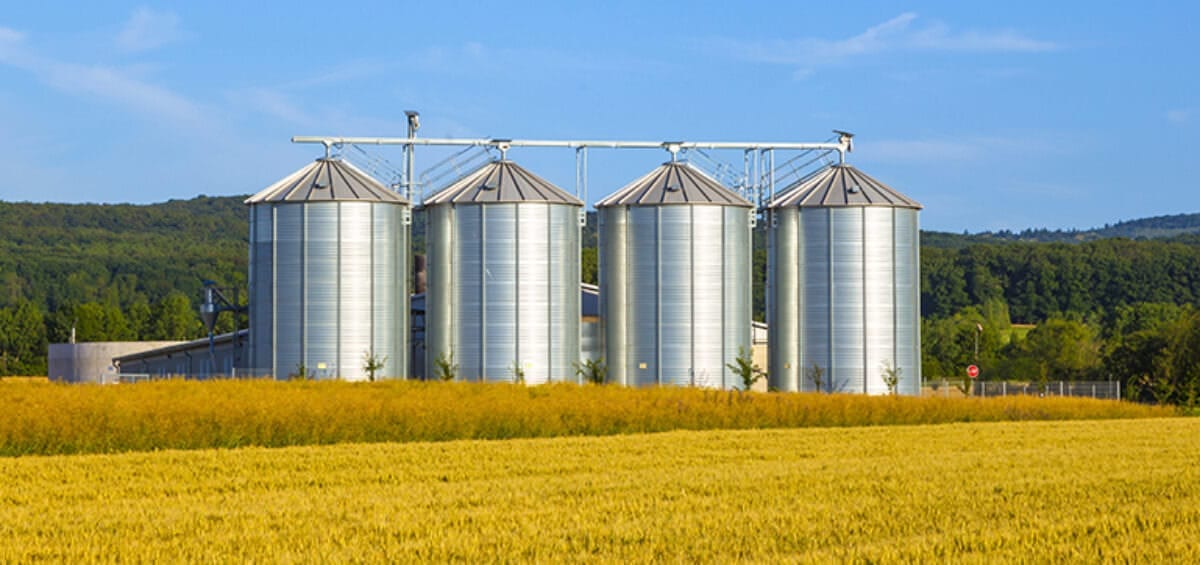 Silos metálicos de grano en una planta agroalimentaria de Monterrey atendida por Orkin