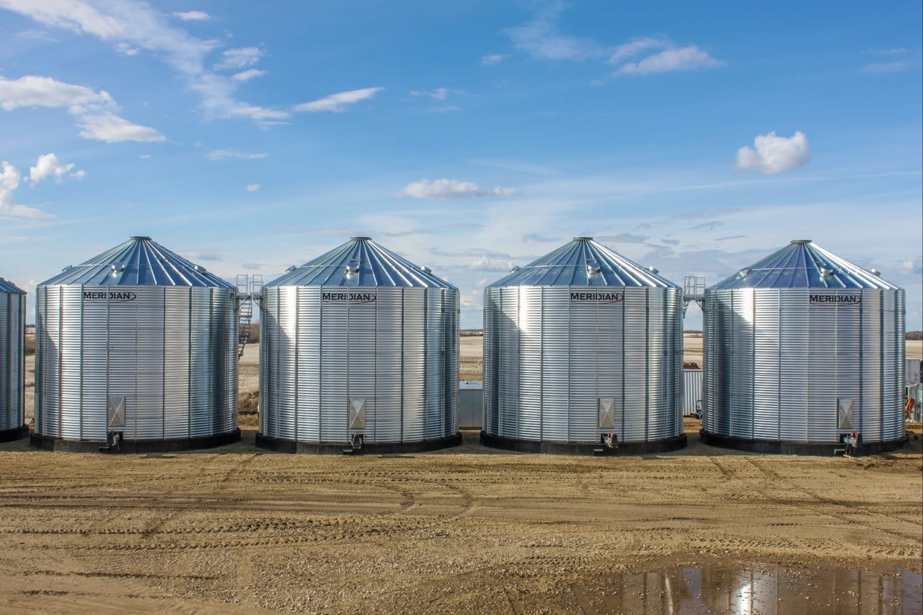 Silos metálicos de grano en una planta agroalimentaria de Monterrey atendida por Orkin